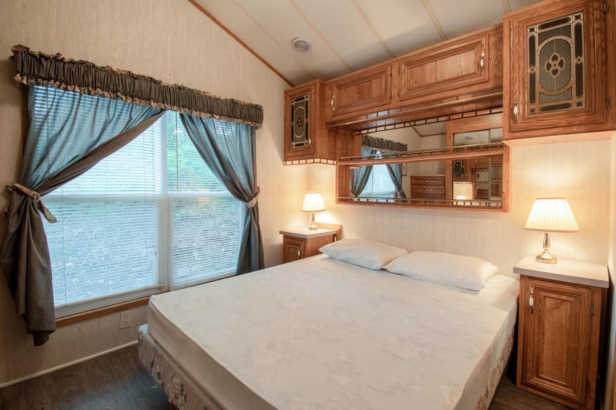 Spring Gulch Screened Park Model 6 Mount Airy Room photo